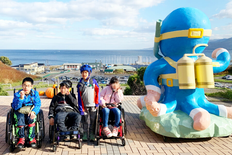 子供たちがお楽しみ会をしている画像