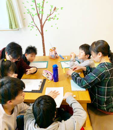 子供がリハビリをしている画像