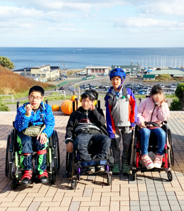 子供たちがお楽しみ会をしている画像