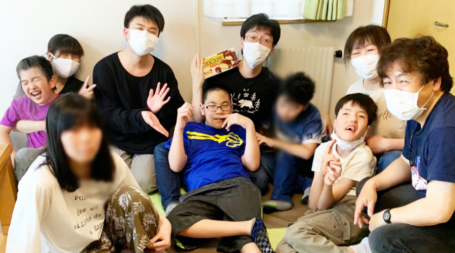 フォレストのスタッフと子供達の画像