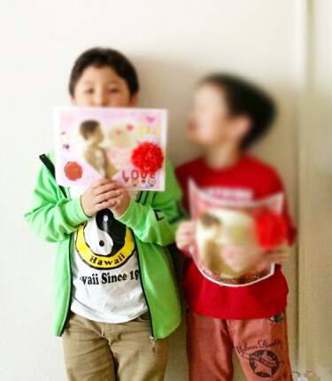 子供がプレゼントの制作をしている画像
