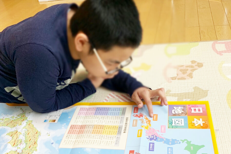 子供がメーセージカードの制作をしている画像
