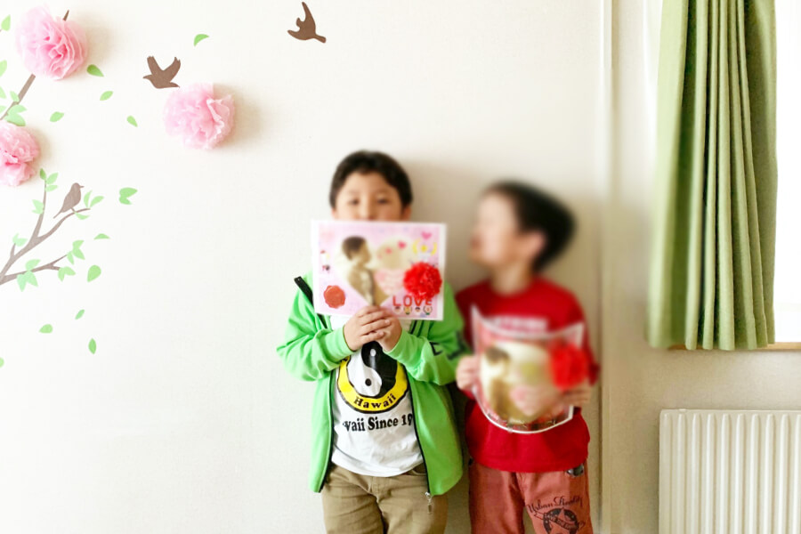 子供がプレゼントの制作をしている画像
