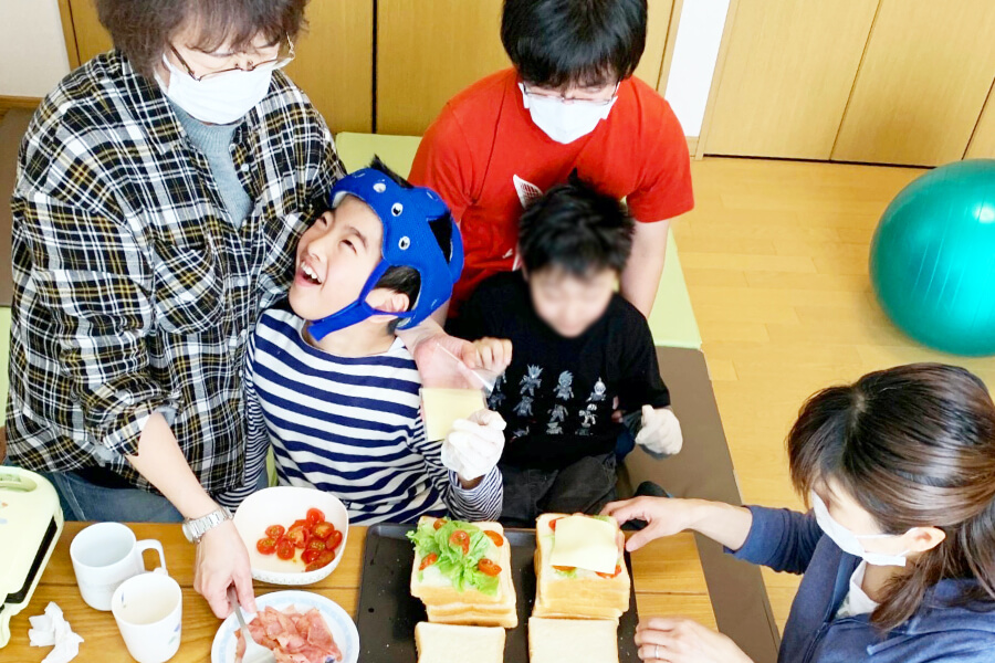 子供たちがお楽しみ会をしている画像