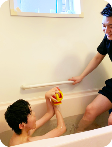 子供がそり遊びをしている画像