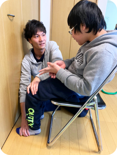 子供がリハビリをしている画像