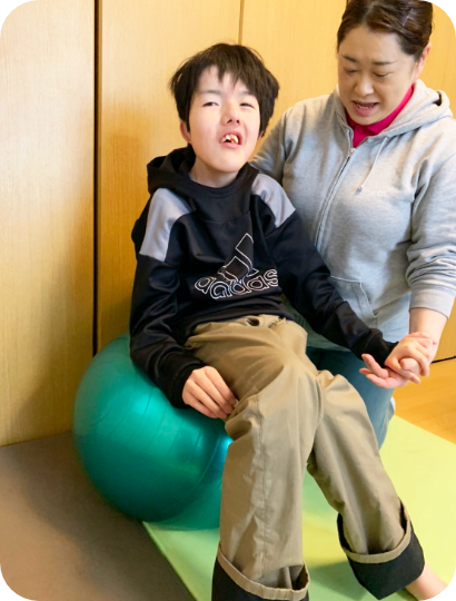 子供がリハビリをしている画像